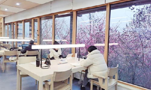 南宫app官网_南宫体育app下载_app下载中心案例 | 书香与花香交织，打卡重庆最浪漫图书馆